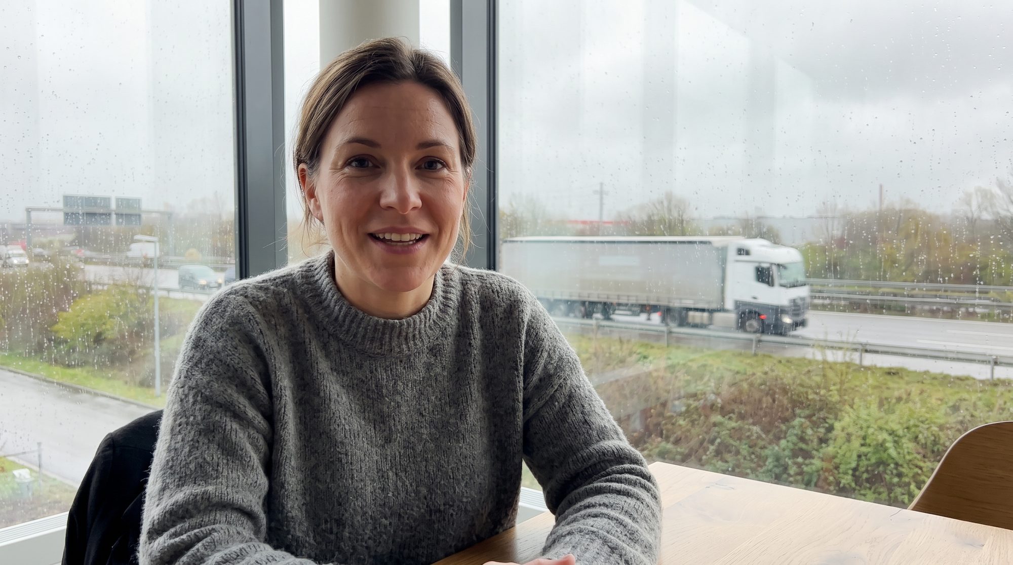 Kurze Interviews aus dem Team, im Wechsel abspielend: wer hier arbeitet und woran — am Hub und im Büro gedreht